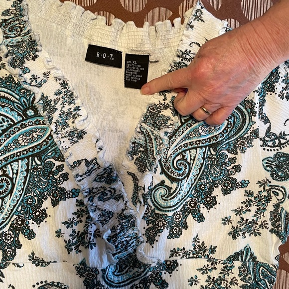RQT Women’s Size XL Blue & White Paisley Blouse - Picture 2 of 2
